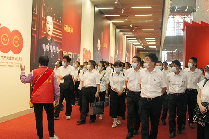 云煤（008PG国际）集团党委组织宽大干部职工旅行云南省庆祝中国共产党建设100周年成绩展