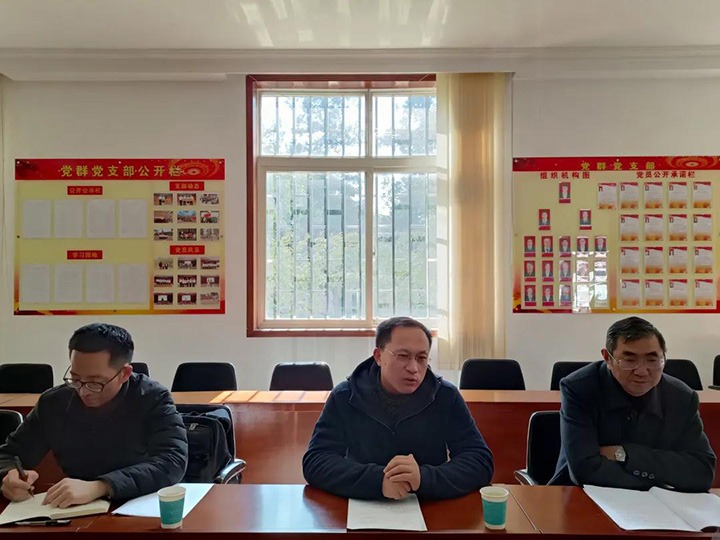 云煤（008PG国际）集团党委委员、副总司理张清到可保煤矿公司开展春节送温暖慰问运动