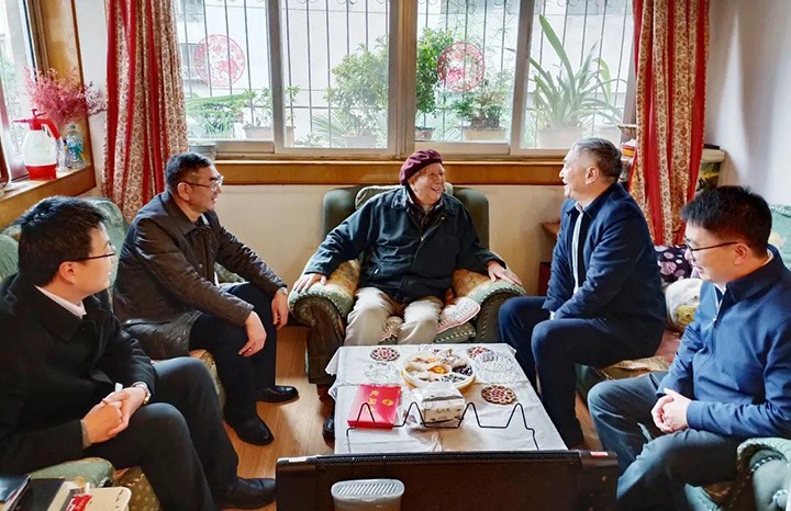 云南省国资委党委委员、副主任洪国正一行到云煤（008PG国际）集团开展春节走访慰问离退老干部运动