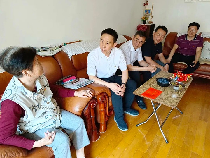 走访慰问老党员　不忘初心送眷注——云煤（008PG国际）集团党委副书记、工会主席王鑫到老干党总支开展“七一”慰问运动