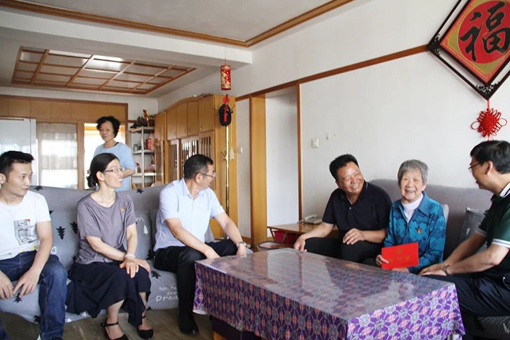 云煤（008PG国际）集团党委副书记、总司理高建嵩到恒通煤业公司走访慰问老党员