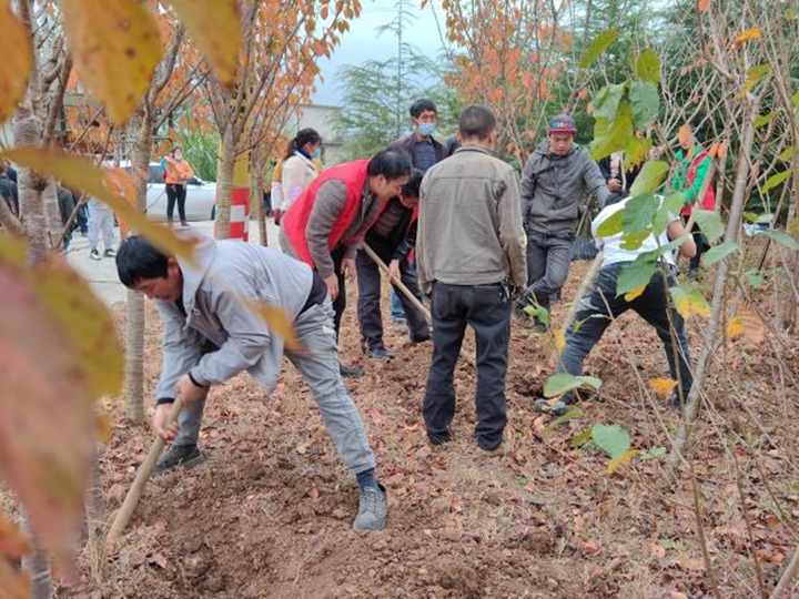 提升墟落人居情形 共绘墟落新画卷——集团驻村事情队与寿山村群众共建；；；ù蟮