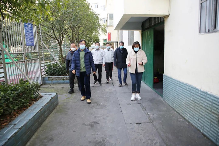 云煤（008PG国际）集团党委委员、副总司理施从伟到镇雄煤业公司开展元旦、春节送温暖走访慰问运动