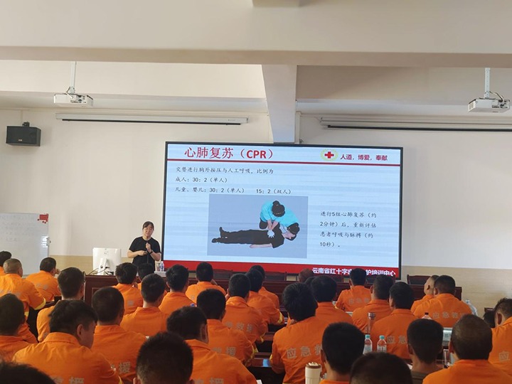 抢救培训“实时雨”，，，，，云南省红十字会泽润矿山救援新苗
