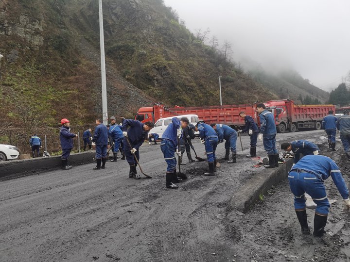 携手共进，，，，共筑漂亮矿山