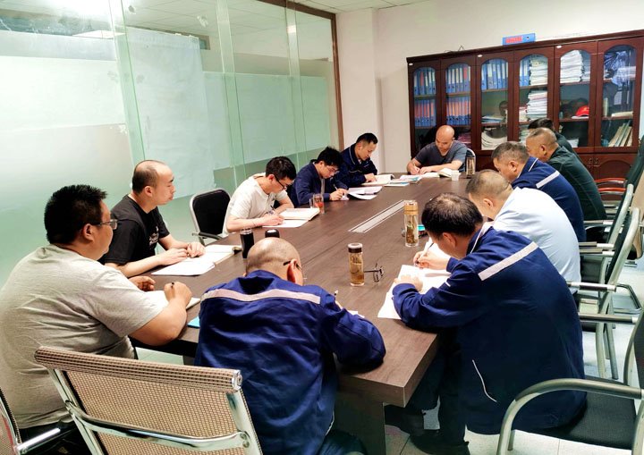煤矿“夜课堂”：值班间隙一小时，，，，人人都是清静讲师！